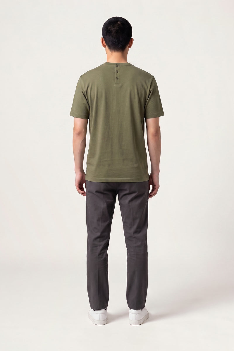 Kalle t-shirt i olivgrön — bakifrån på modell