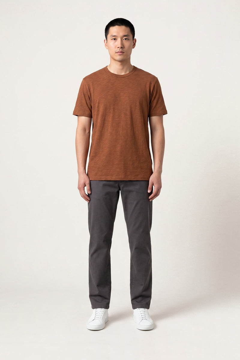 Leif t-shirt i rostbrun — framifrån på modell