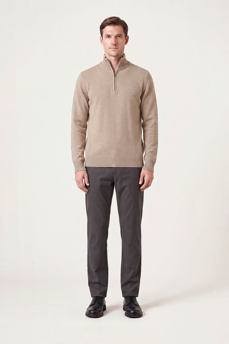 Lund half zip i beige — forfra på model