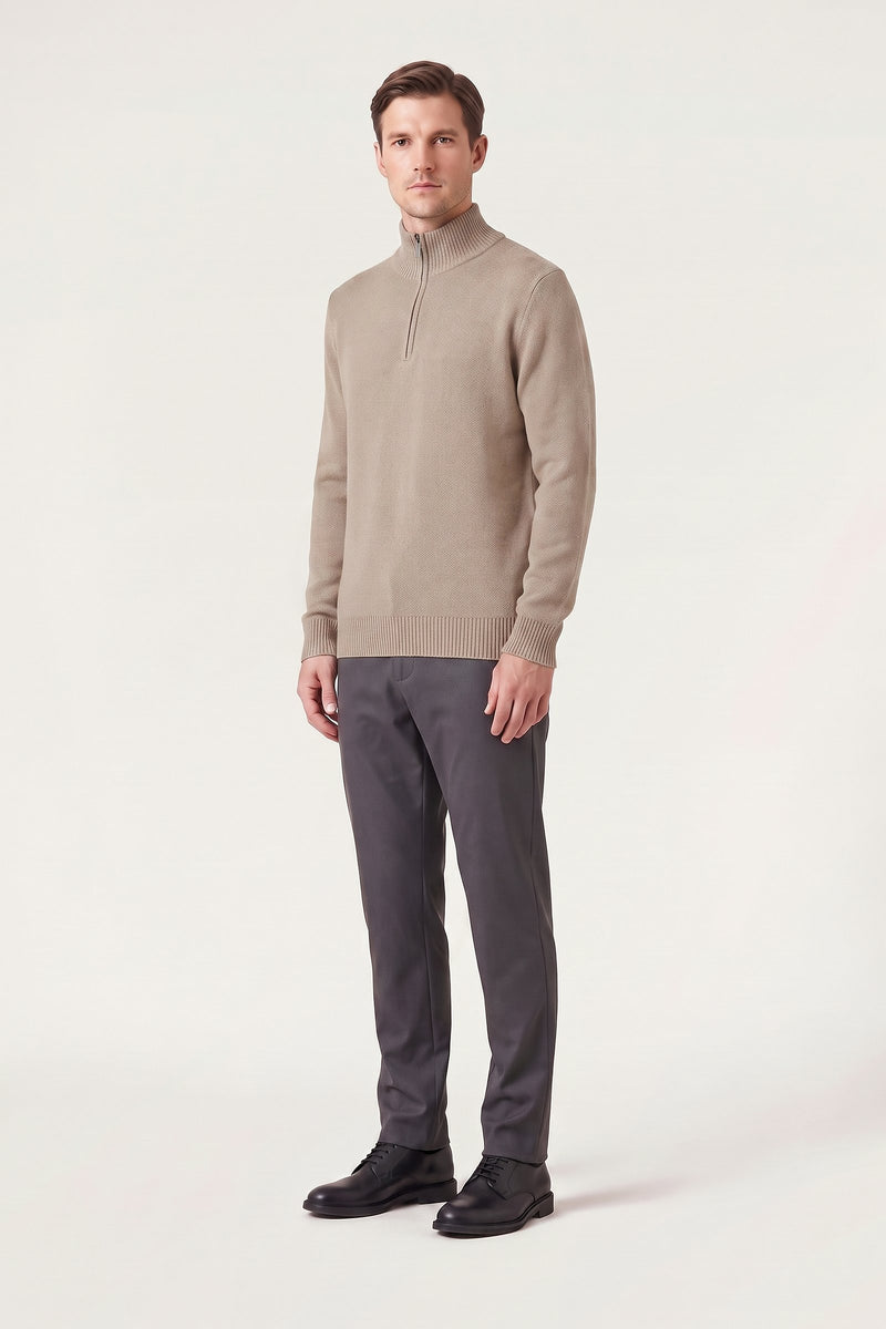 Lund half zip i beige — trekvartsvisning på model