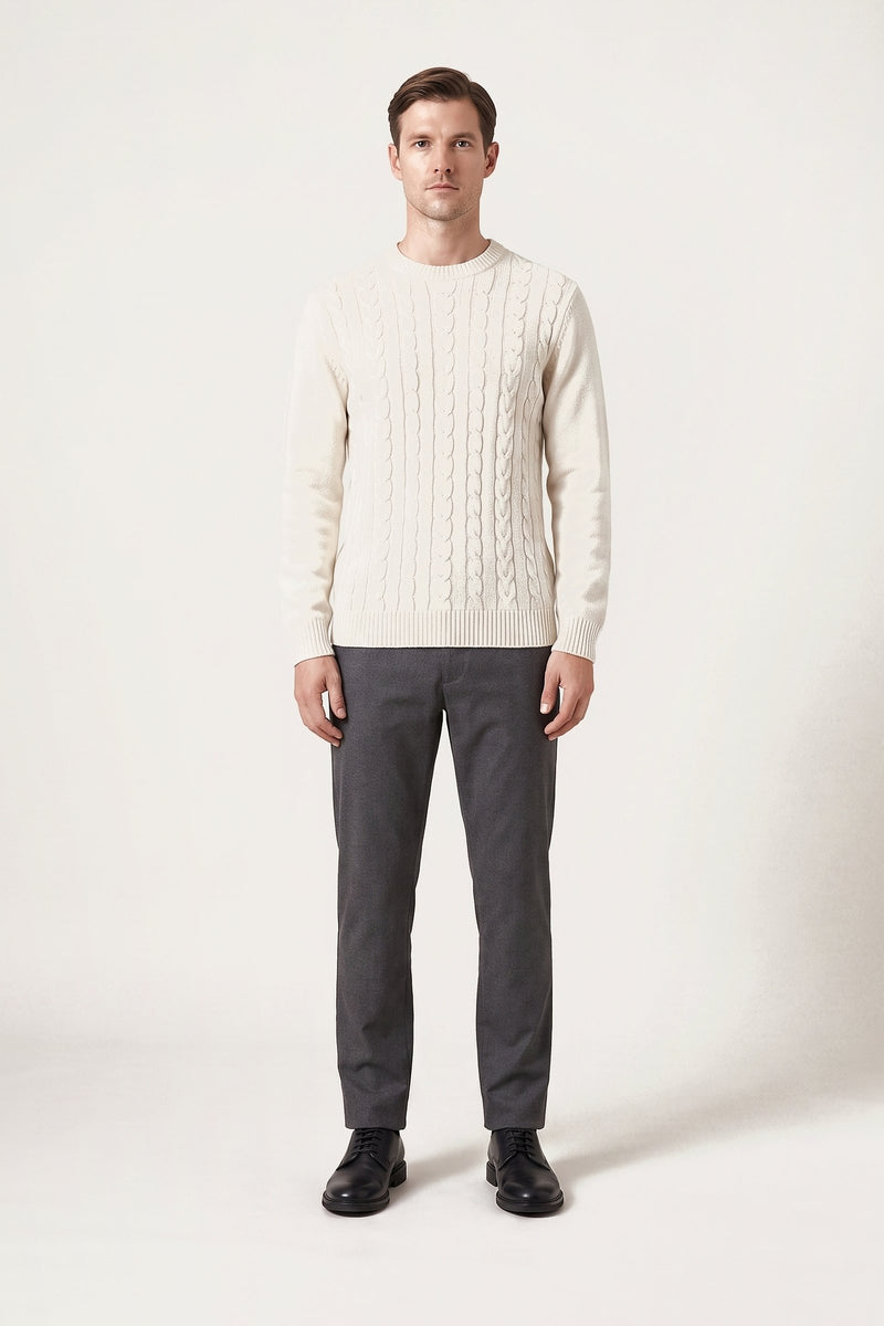 Malte tröja i off-white — framifrån på modell