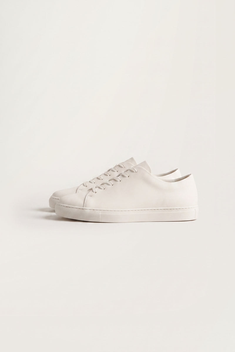 Pelle-tennari off-white-sävyisenä — sivuprofiili