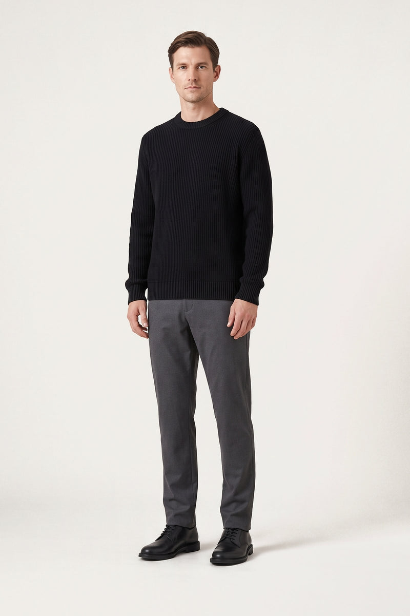 Sander tröja i svart — framifrån på modell