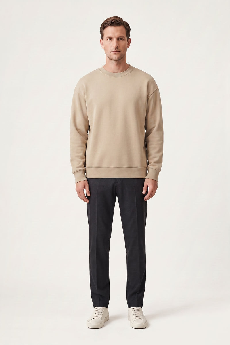 Vik sweatshirt i sand — framifrån på modell