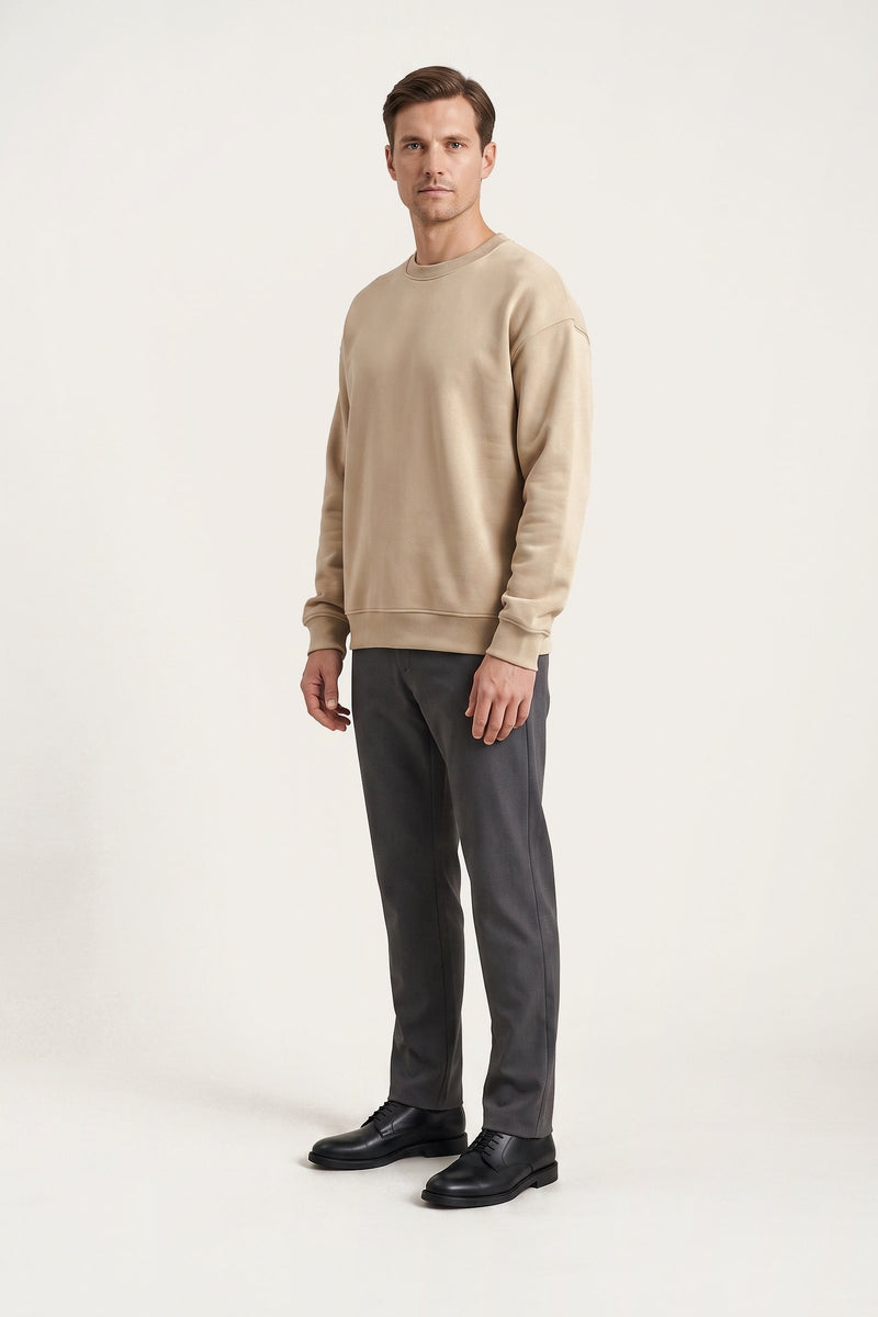 Vik sweatshirt i sand — trekvartsvy på modell